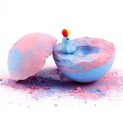 Çocuk için oyuncak ile banyo bombaları