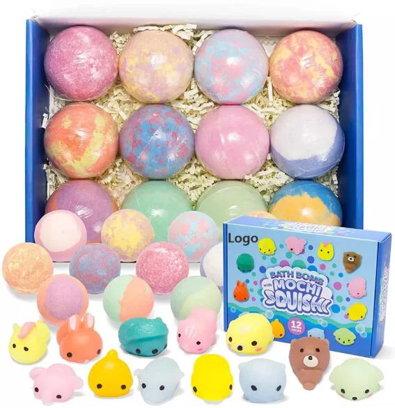 Çocuklar için içeride oyuncaklarla sürpriz banyo bombaları