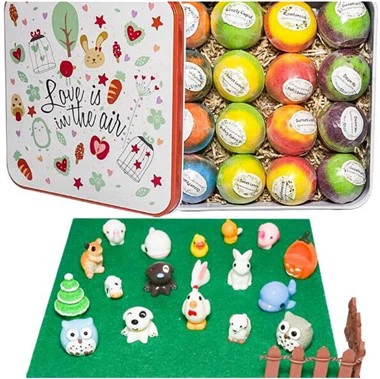 Oyuncaklarla kabarcık banyo bombaları